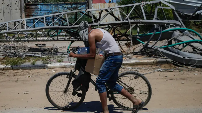 epa12143221 Palestinians carry aid supplies received from the US-backed Gaza Humanitarian Foundation through an area known as the Netzarim Corridor, central Gaza Strip, 29 May 2025. According to the UN half a million people, or one in five people in the Strip are facing starvation while the entire population of the Gaza Strip continues to face a critical risk of famine following 19 months of conflict, mass displacement and severe restrictions on humanitarian aid. EPA/HAITHAM IMAD