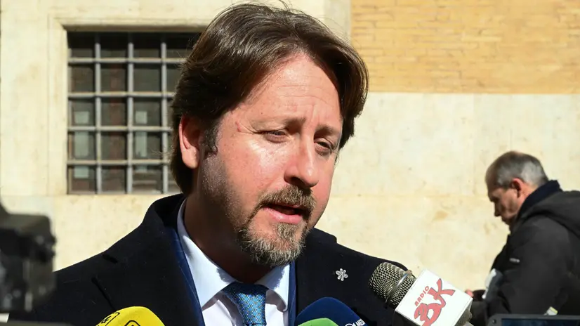Il deputato Fdi, Manlio Messina, parla con i giornalisti fuori Montecitorio a Roma, 15 febbraio 2023. ANSA/MAURIZIO BRAMBATTI