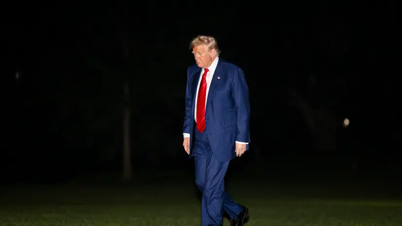 epa12282500 US President Donald Trump waves as he returns to the White House after a weekend in Bedminster, New Jersey in Washington, DC, USA, 03 August 2025. Trump did not respond to shouted questions from reporters. EPA/JIM LO SCALZO / POOL