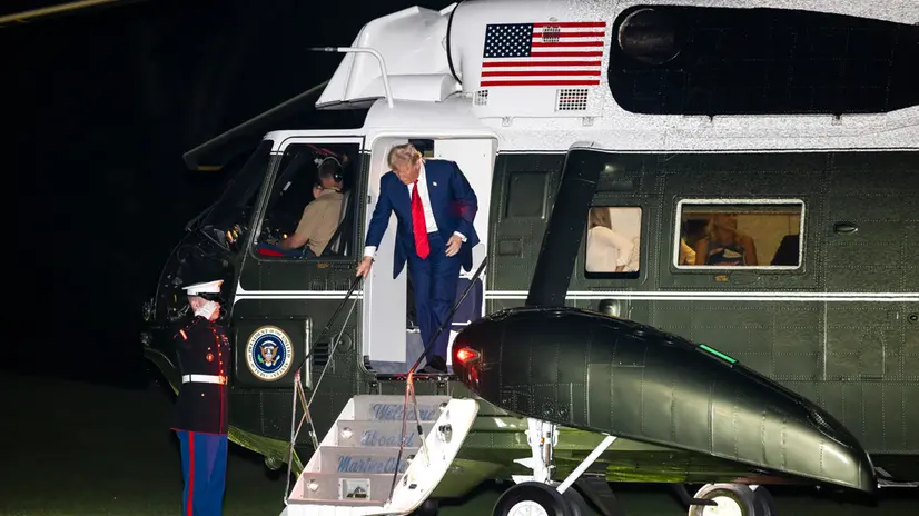 epa12282501 US President Donald Trump returns to the White House after a weekend in Bedminster, New Jersey in Washington, DC, USA, 03 August 2025. Trump did not respond to shouted questions from reporters. EPA/JIM LO SCALZO / POOL
