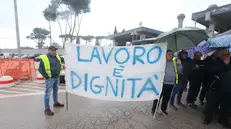 Operai dei servizi bloccano l'ingresso merci allo stabilimento Stellantis di Cassino, Piedimonte San Germano, 04 dicembre 2024. ANSA / ANTONIO NARDELLI