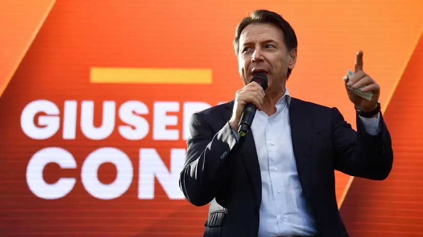 Il leader del Movimento 5 Stelle Antonio Conte interviene alla manifestazione organizzata dal Movimento 5 Stelle ‘Basta soldi per le armi’ contro il piano di riarmo dell’Europa Roma, 05 aprile 2025 ANSA/FABIO CIMAGLIA
