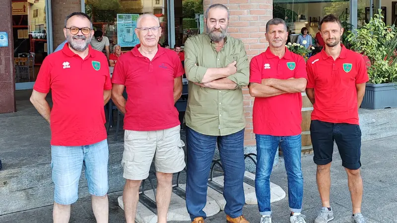 Da sinistra vice allenatore, direttore generale, presidente, allenatore e direttore sportivo