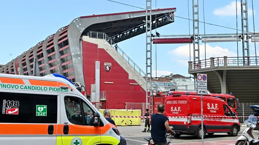 Uomo minaccia di buttarsi da una colonna dello stadio Filadelfia, Torino,5 agosto 2025 ANSA/ALESSANDRO DI MARCO