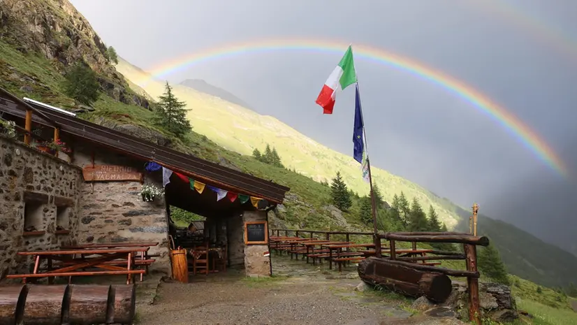 Lo spettacolo dell'arcobaleno visto da un rifugio - © www.giornaledibrescia.it