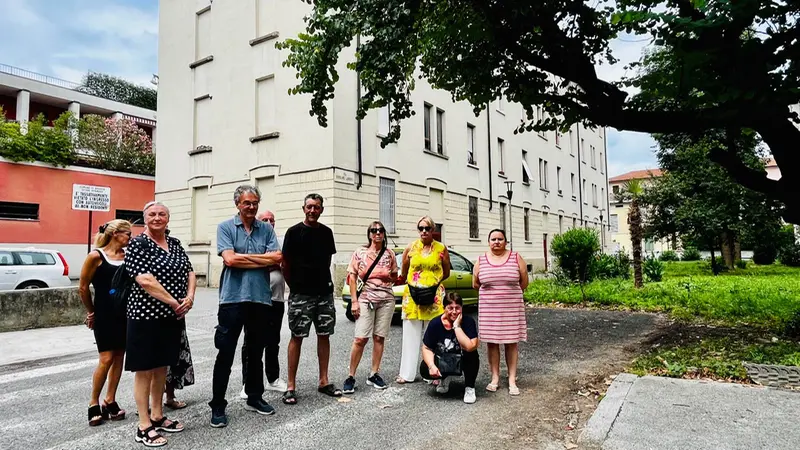 Alcuni degli inquilini delle case comunali - © www.giornaledibrescia.it