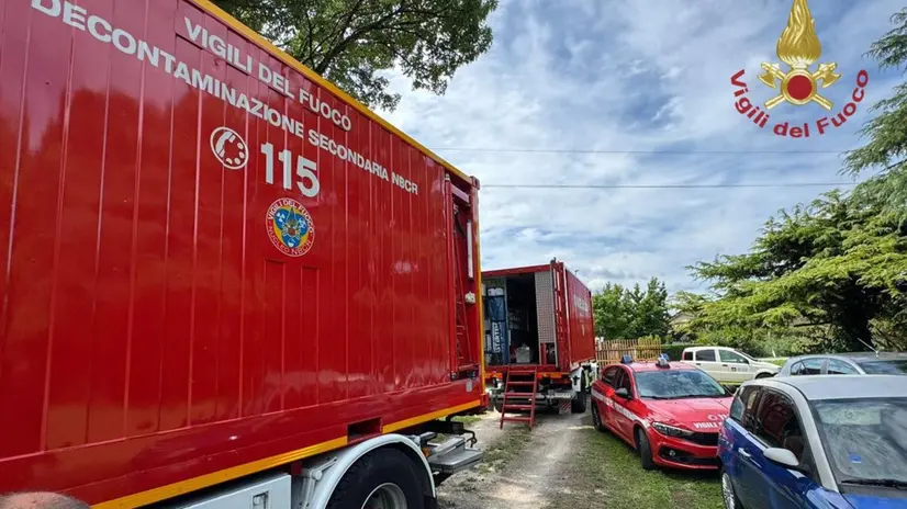 Vigili del fuoco al lavoro sul luogo dell'incidente, Santa Maria di Sala, 04 agosto 2025. Due giovani operai, di 30 e 20 anni, sono morti stamane cadendo in una cisterna per la raccolta di residui biologici, a Santa Maria di Sala, in provincia di Venezia. Secondo le prime informazioni, i due erano impegnati nelle operazioni di pulizia di una fossa biologica. Nonostante la tempestività dei soccorsi, per i due lavoratori non c'è stato nulla da fare. I corpi sono stati recuperati dai vigili del fuoco. ANSA/VIGILI DEL FUOCO +++FOTO DIFFUSA DALL'UFFICIO STAMPA - USARE SOLO PER ILLUSTRARE OGGI LA NOTIZIA INDICATA NEL TITOLO - NON ARCHIVIARE - NON VENDERE - NON USARE PER FINI NON GIORNALISTICI - NPK+++