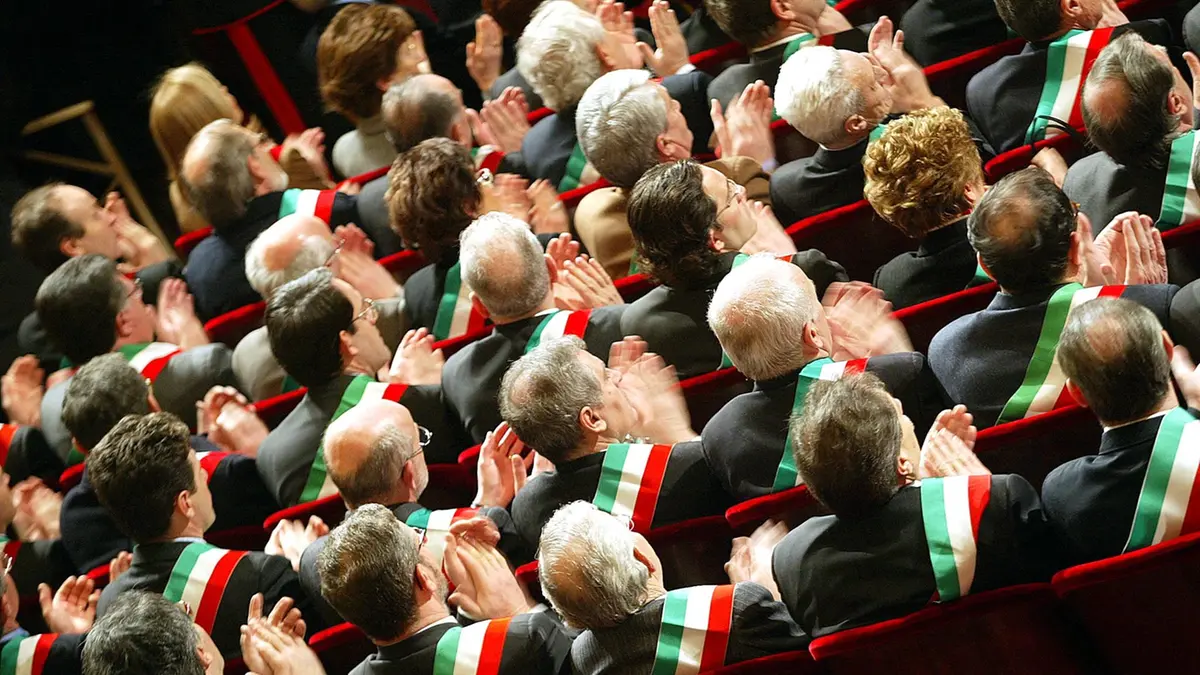 Nella foto darchivio, una riunione dei sindaci dellAnci (Associazione comuni italiani)