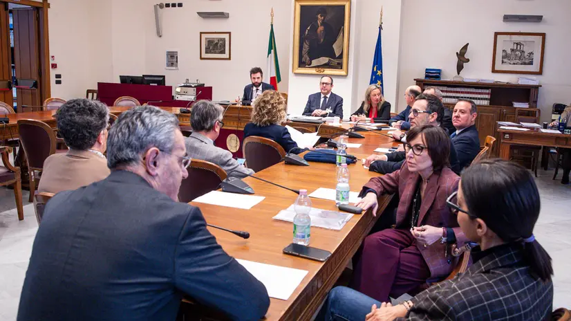 Il presidente Devis Dori durante la riunione della Giunta per le Autorizzazioni alla Camera dei Deputati, per l'esame di una richiesta di deliberazione in materia d'insindacabilita' nel procedimento penale nei confronti del deputato di Fratelli d'Italia e sottosegretario della Giustizia Andrea Delmastro Delle Vedove, pendente presso il tribunale di Biella, Roma, 02 aprile 2025. ANSA/ANGELO CARCONI
