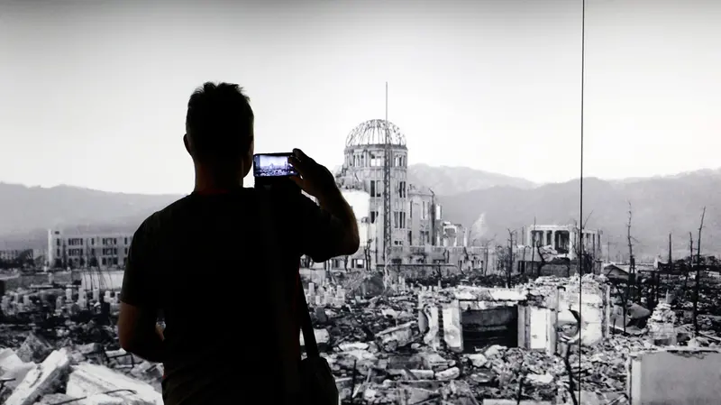 Un visitatore nel Museo della Pace di Hiroshima - Foto Ansa © www.giornaledibrescia.it