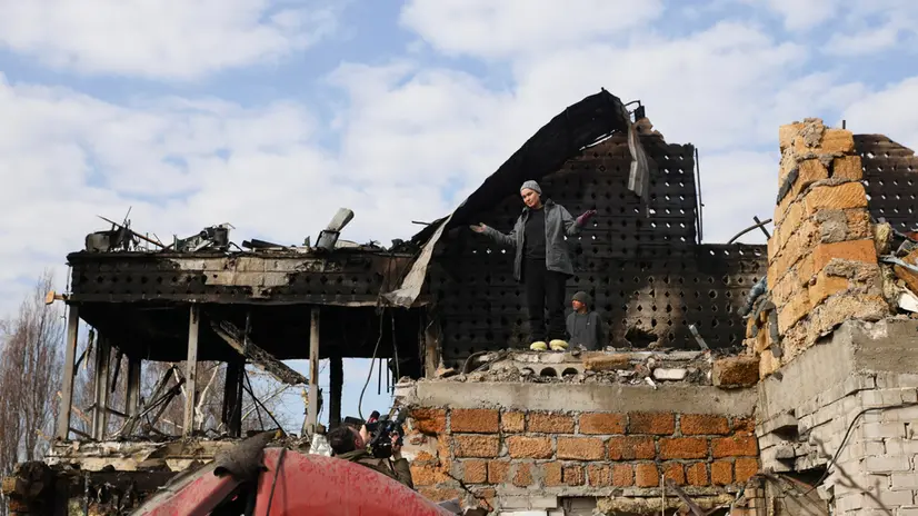 epa11977909 Local residents inspect the damage following an overnight glide bomb attack on the village of Nyzhnia Khortytsia, in Zaporizhzhia region, Ukraine, 21 March 2025 amid the ongoing Russian invasion. According to the National Police of Ukraine at least six people, including a four-year-old child, were injured as a result of the attack late on 20 March. EPA/OLEG MOVCHANIUK