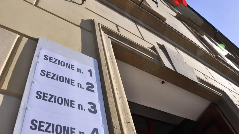 Cartelli elettorali e seggi allestiti per le elezioni comunali di Aosta, 10 maggio 2015. ANSA/Thierry Pronesti