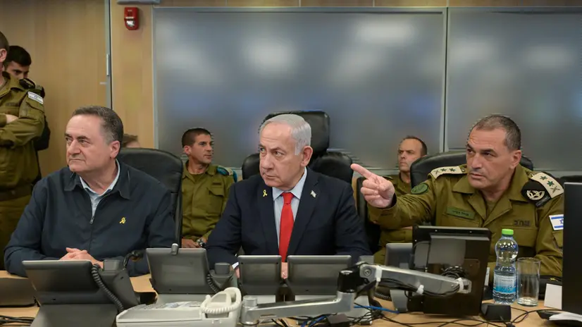 Da sinistra, il ministro della difesa israeliano Israel Katz, il presidente israeliano Benjamin Netanyahu e il capo di stato maggiore Eyal Zamir nel centro di comando militare a Tel Aviv, 05 maggio 2025. ANSA/Ufficio di Netanyahu +++ANSA PROVIDES ACCESS TO THIS HANDOUT PHOTO TO BE USED SOLELY TO ILLUSTRATE NEWS REPORTING OR COMMENTARY ON THE FACTS OR EVENTS DEPICTED IN THIS IMAGE; NO SALES; EDITORIAL USE ONLY; NPK+++
