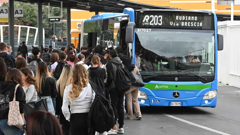 Studenti che salgono su un pullman - © www.giornaledibrescia.it