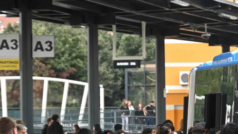 Studenti che salgono su un pullman - © www.giornaledibrescia.it
