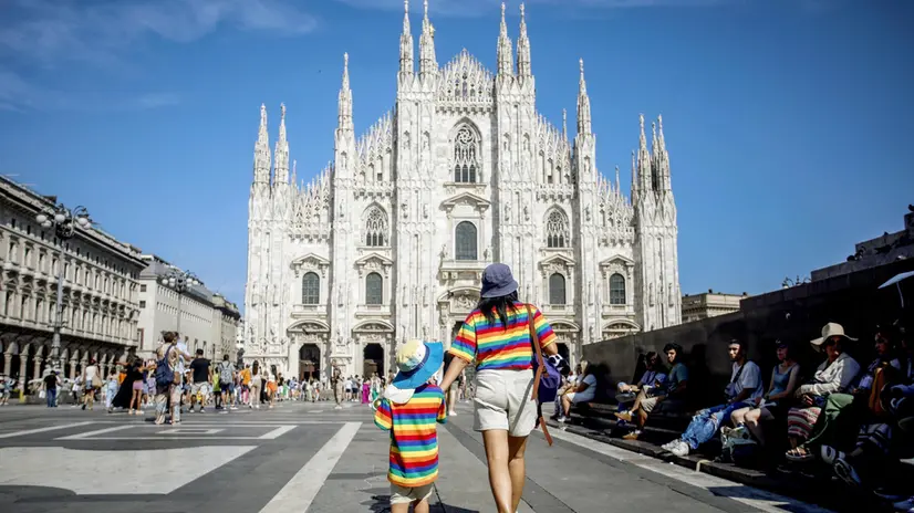 Caldo in città - milanesi e turisti accaldati in piazza Duomo a Milano, 9 agosto 2024. ANSA/MOURAD BALTI TOUATI
