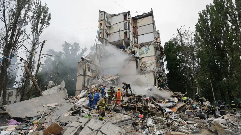 epa12274453 Rescuers work at the site of a Russian strike on a nine-storey residential building in Kyiv, Ukraine, 31 July 2025. At least seven people were killed in Kyiv, and dozens more were injured, as Russia launched a countrywide overnight attack with drones and missiles, the State Emergency Service said on 31 July. EPA/SERGEY DOLZHENKO