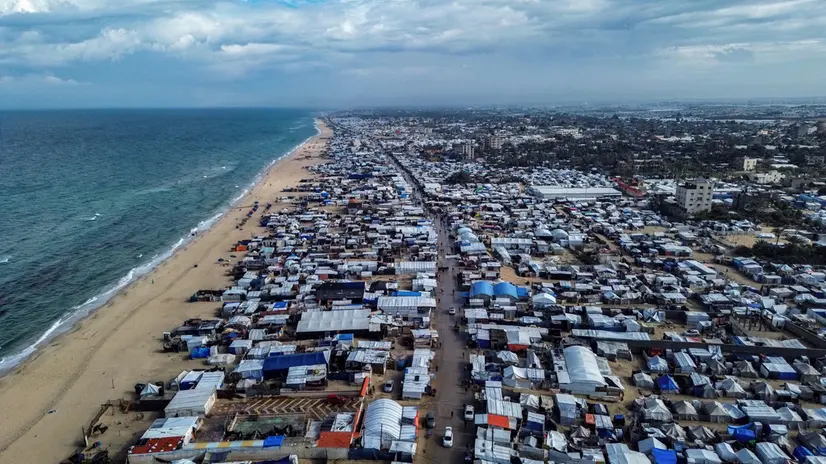 epaselect epa11846663 A drone image shows an encampment of tents of displaced Palestinians on the beach in Khan Younis, amid a ceasefire between Israel and Hamas, in Khan Younis, southern Gaza Strip, 23 January, 2025. EPA/HAITHAM IMAD