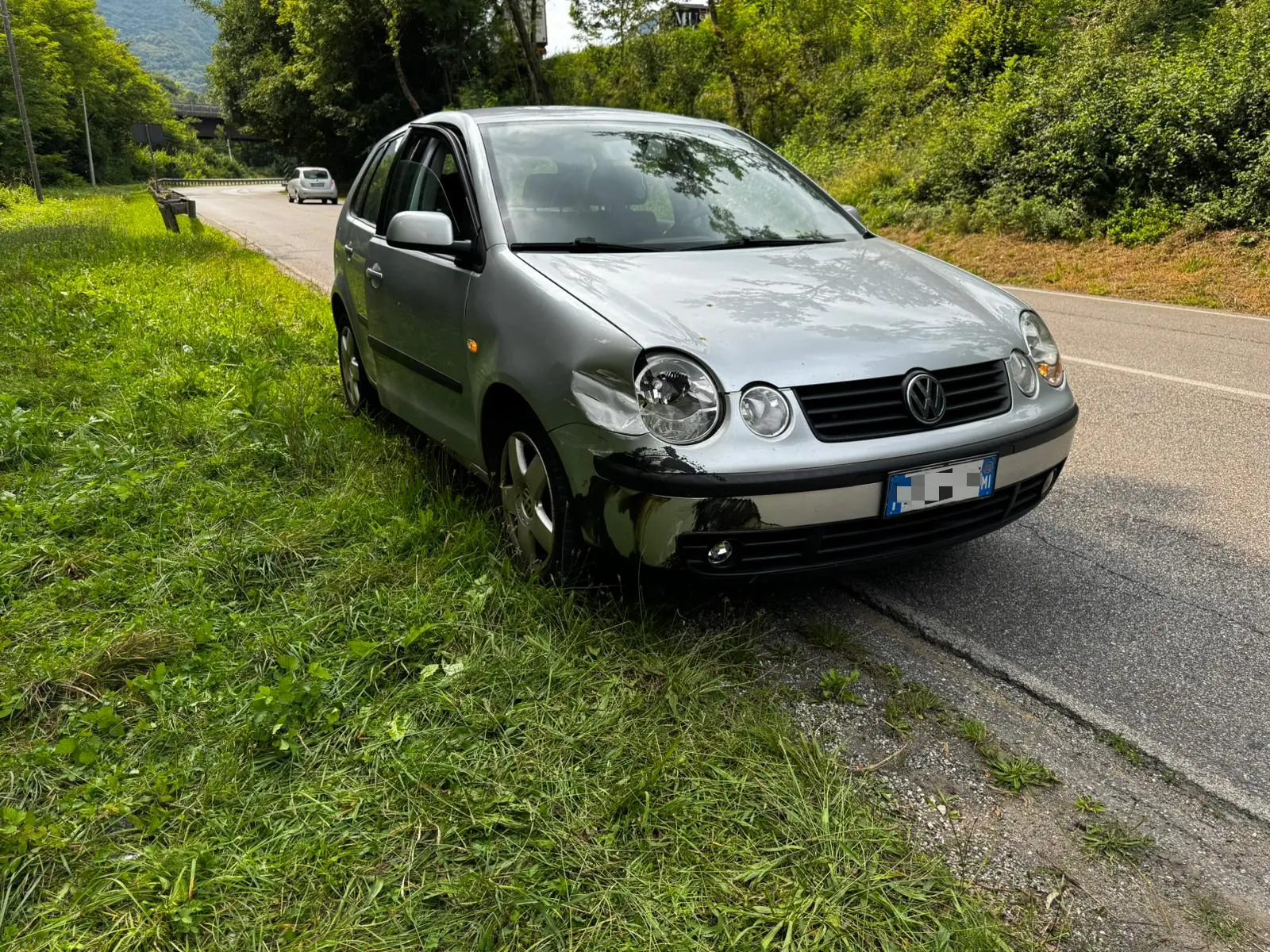 L'auto ribaltata sul Chiese a Vobarno