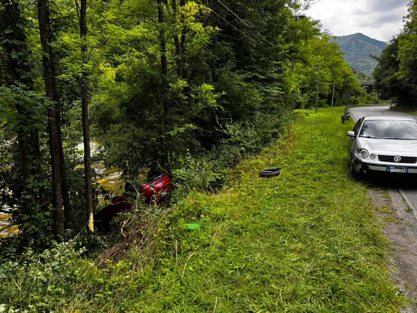 L'auto ribaltata sul Chiese a Vobarno