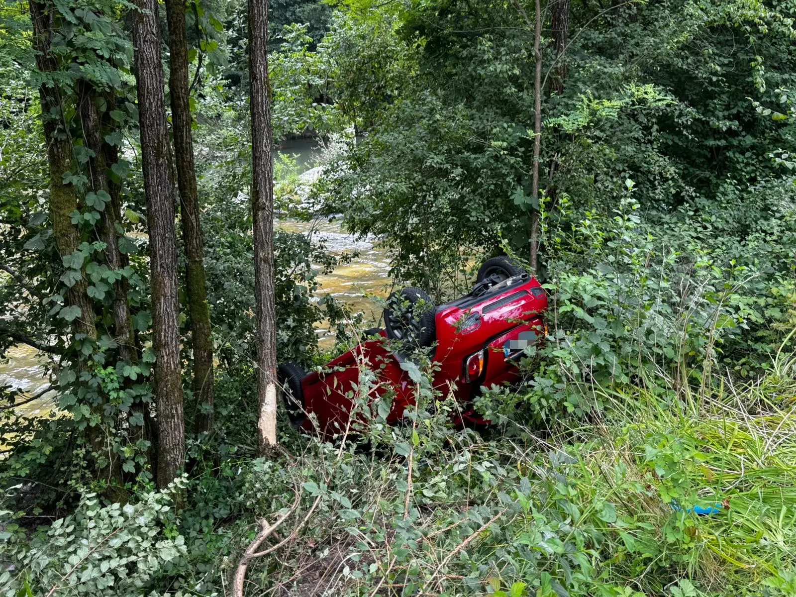 L'auto ribaltata sul Chiese a Vobarno