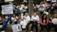 epa12285395 People participate in a demonstration at the entrance to the Supreme Court of Justice (TSJ) in Caracas, Venezuela, 05 August 2025. A group of women, relatives of people detained during the crisis unleashed after the July 2024 presidential elections in Venezuela, demanded a meeting with the president of the TSJ, Chavista Caryslia Rodriguez, to review the cases of these detainees because, they claim, there have been no releases since last March. EPA/MIGUEL GUTIERREZ