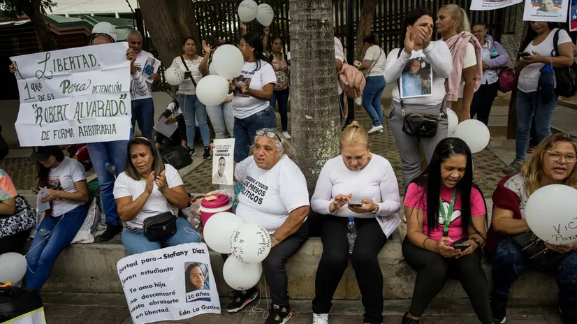 epa12285395 People participate in a demonstration at the entrance to the Supreme Court of Justice (TSJ) in Caracas, Venezuela, 05 August 2025. A group of women, relatives of people detained during the crisis unleashed after the July 2024 presidential elections in Venezuela, demanded a meeting with the president of the TSJ, Chavista Caryslia Rodriguez, to review the cases of these detainees because, they claim, there have been no releases since last March. EPA/MIGUEL GUTIERREZ