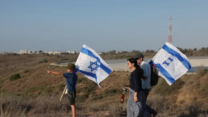 epa12273194 Israeli right-wing settlers march during a right-wing rally calling for the return of Jewish settlements in Gaza, at an area near the border overlooking the Gaza Strip, in southern Israel, 30 July 2025. EPA/ABIR SULTAN