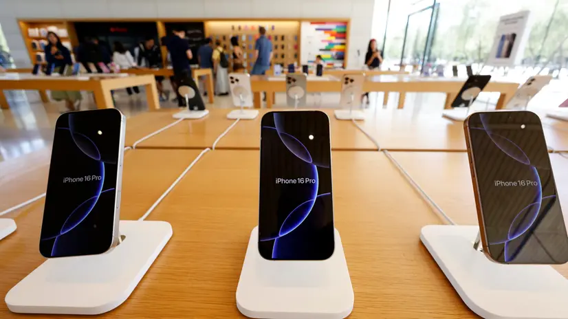 epa12271524 An Apple iPhone 16 Pro on display at the Apple store in the Apple Park Visitor Center across the street from Apple Inc., headquarters in Cupertino, California, USA, 29 July 2025. Apple Inc., is scheduled to release its earnings report after the market closes on 31 July 2025. EPA/JOHN G. MABANGLO