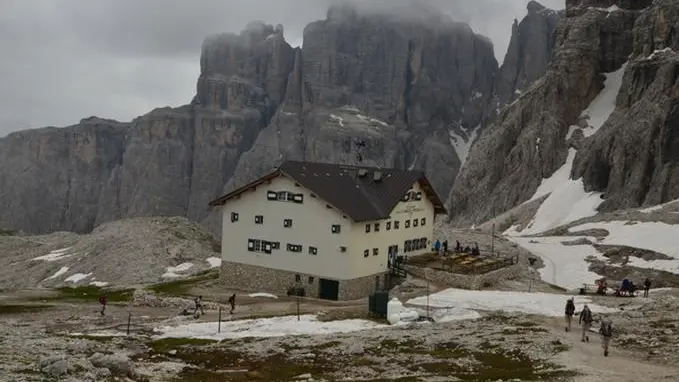 Uno scorcio del rifugio Pisciadù, in uno dei luoghi più incantevoli delle nostre Alpi