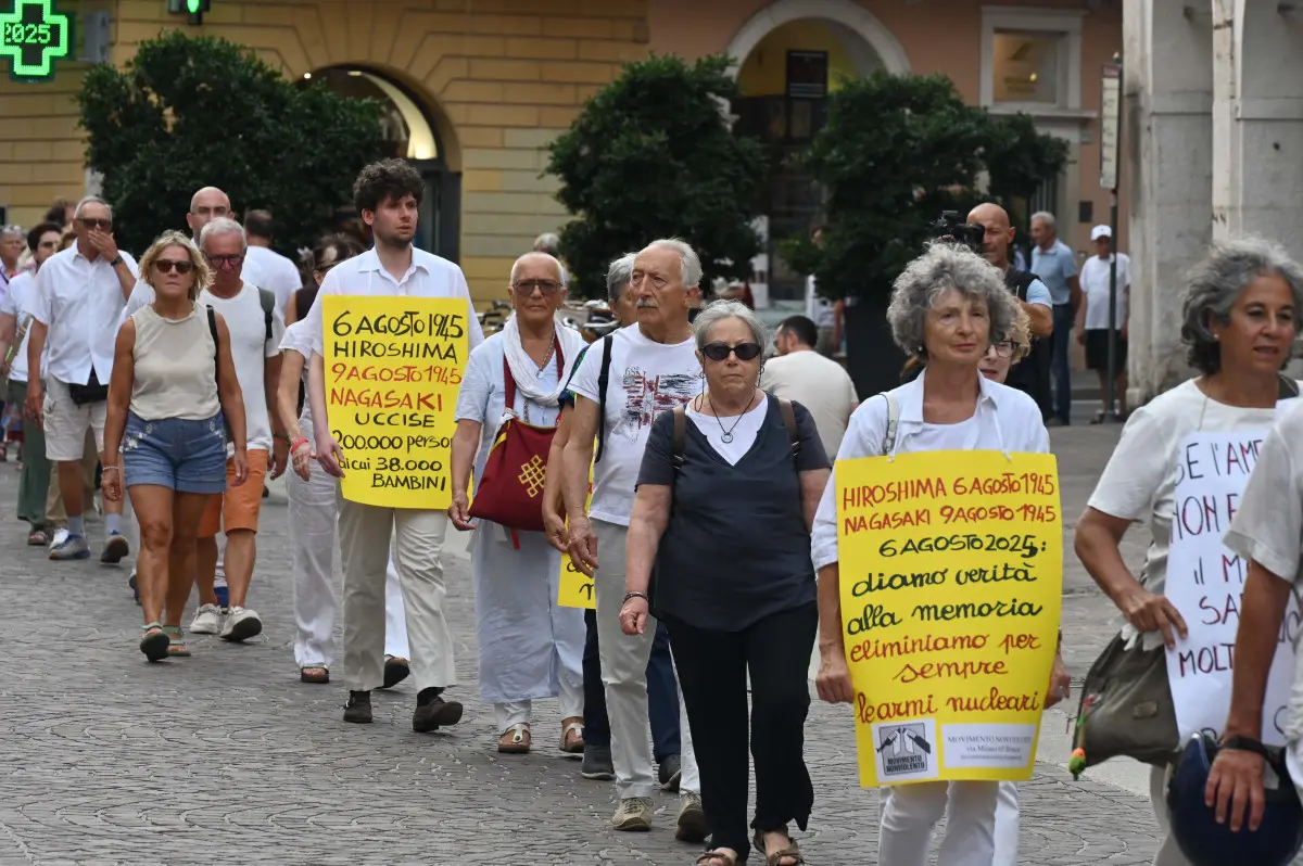 CRONACA BRESCIA CORTEO SILENZIOSO PER L' OTTANTESIMO ANNIVERSARIO DI HIROSHIMA REDAZIONE CRONACA 06-08-2025 GABRIELE STRADA NEW EDEN GROUP