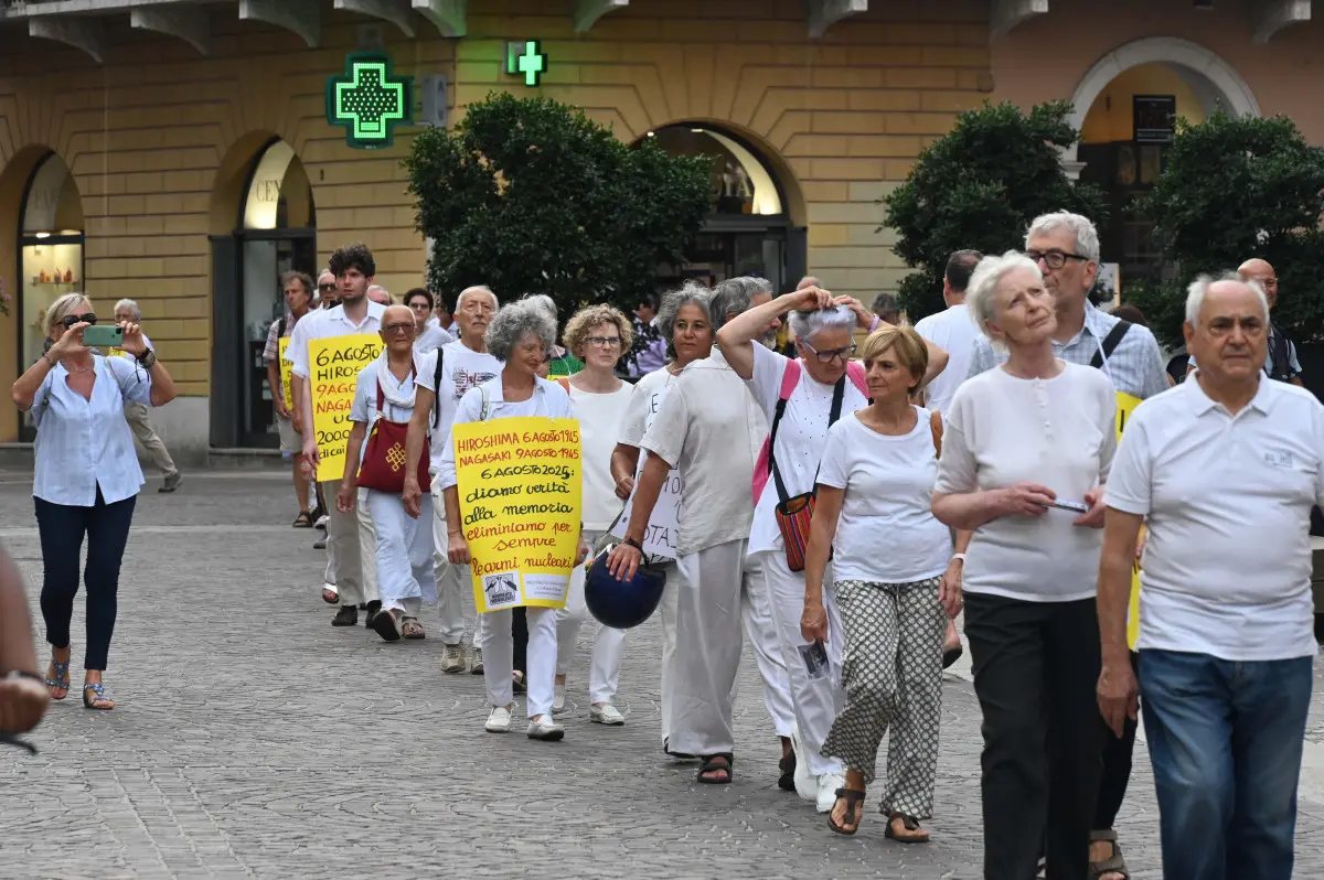 CRONACA BRESCIA CORTEO SILENZIOSO PER L' OTTANTESIMO ANNIVERSARIO DI HIROSHIMA REDAZIONE CRONACA 06-08-2025 GABRIELE STRADA NEW EDEN GROUP