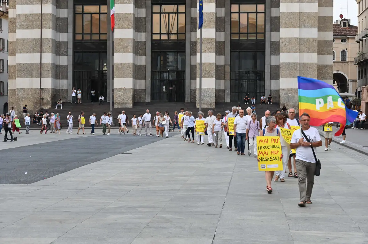 CRONACA BRESCIA CORTEO SILENZIOSO PER L' OTTANTESIMO ANNIVERSARIO DI HIROSHIMA REDAZIONE CRONACA 06-08-2025 GABRIELE STRADA NEW EDEN GROUP