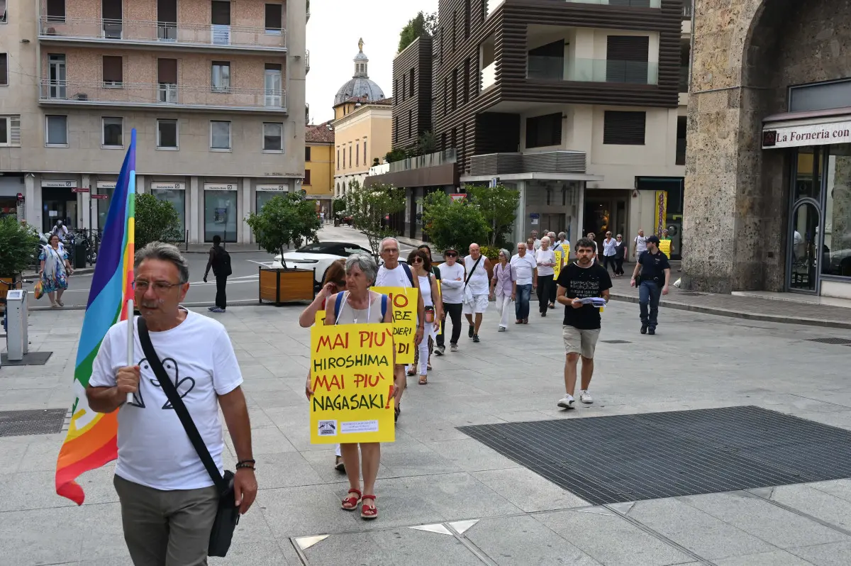 CRONACA BRESCIA CORTEO SILENZIOSO PER L' OTTANTESIMO ANNIVERSARIO DI HIROSHIMA REDAZIONE CRONACA 06-08-2025 GABRIELE STRADA NEW EDEN GROUP
