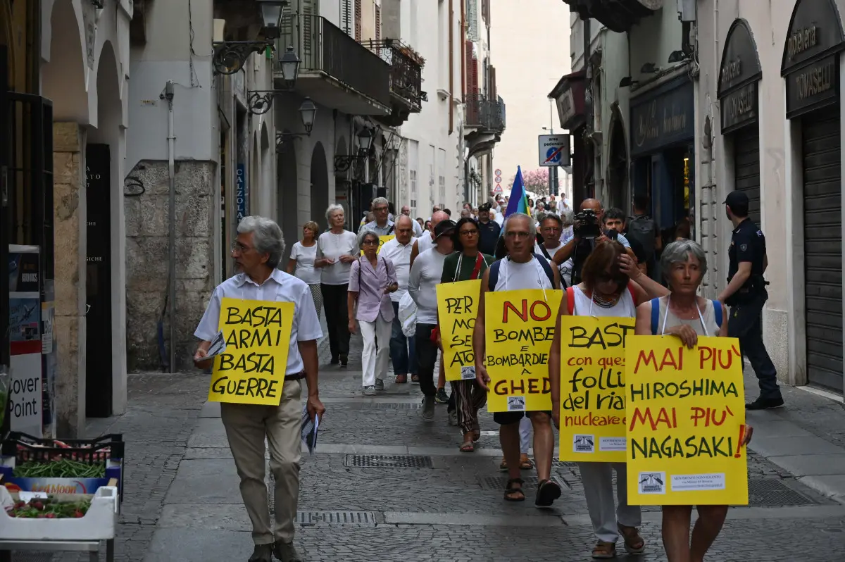 CRONACA BRESCIA CORTEO SILENZIOSO PER L' OTTANTESIMO ANNIVERSARIO DI HIROSHIMA REDAZIONE CRONACA 06-08-2025 GABRIELE STRADA NEW EDEN GROUP