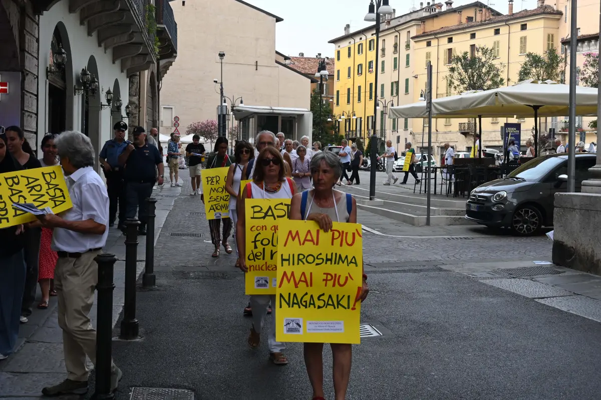 CRONACA BRESCIA CORTEO SILENZIOSO PER L' OTTANTESIMO ANNIVERSARIO DI HIROSHIMA REDAZIONE CRONACA 06-08-2025 GABRIELE STRADA NEW EDEN GROUP