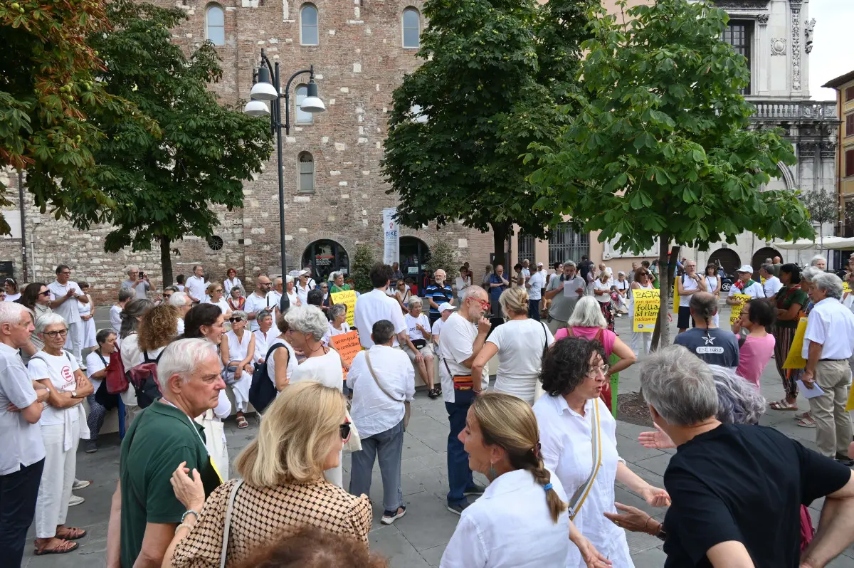 CRONACA BRESCIA CORTEO SILENZIOSO PER L' OTTANTESIMO ANNIVERSARIO DI HIROSHIMA REDAZIONE CRONACA 06-08-2025 GABRIELE STRADA NEW EDEN GROUP