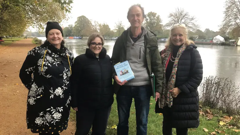 Alice Chimera (la seconda da sinistra) con i membri della Lewis Carroll Society a Oxford