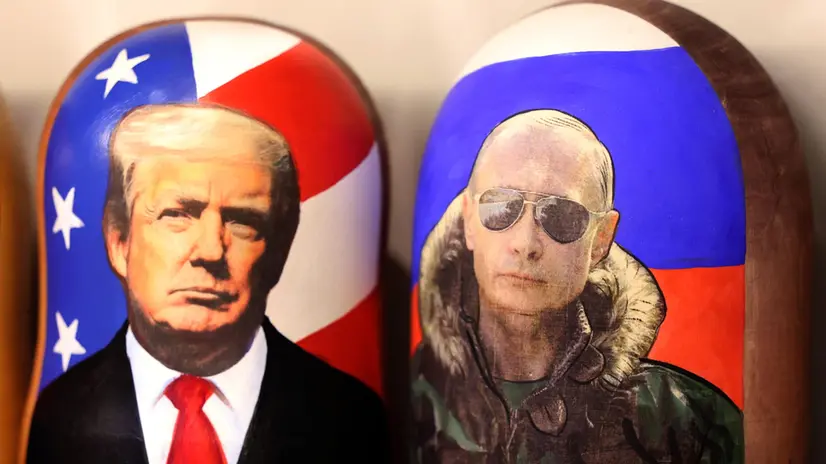 epa12116313 Traditional Russian wooden Matryoshka dolls depicting Russian President Vladimir Putin and US President Donald Trump (L) are displayed for sale at a souvenir shop in Moscow, Russia, 19 May 2025. EPA/MAXIM SHIPENKOV