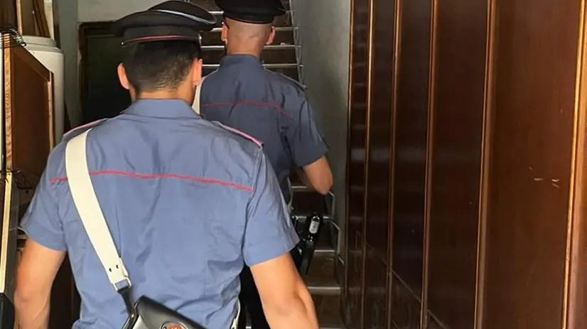 Un momento delle operazioni dei carabinieri che hanno portato all'arresto di due uomini di origine georgiana, di 31 e 40 anni, senza fissa dimora, indiziati del reato di rapina in concorso. I due hanno rischiato il linciaggio dopo che si sono introdotti in un appartamento, per rubare vari oggetti di valore, ma, durante la fuga, sono stati intercettati e inseguiti dal proprietrio di casa e altri residenti, Roma, 01 giugno 2025. ANSA/Carabinieri +++EDITORIAL USE ONLY; NPK+++