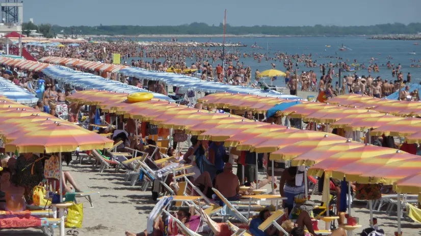 Folla di bagnanti sulla spiaggia di Lido delle Nazioni nella costa ferrarese, oggi 14 agosto 2011. ANSA/MICHELE NUCCI