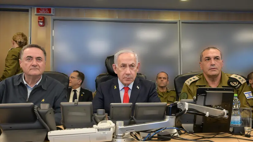 Da sinistra, il ministro della difesa israeliano Israel Katz, il presidente israeliano Benjamin Netanyahu e il capo di stato maggiore Eyal Zamir nel centro di comando militare a Tel Aviv, 05 maggio 2025. ANSA/Ufficio di Netanyahu +++ANSA PROVIDES ACCESS TO THIS HANDOUT PHOTO TO BE USED SOLELY TO ILLUSTRATE NEWS REPORTING OR COMMENTARY ON THE FACTS OR EVENTS DEPICTED IN THIS IMAGE; NO SALES; EDITORIAL USE ONLY; NPK+++