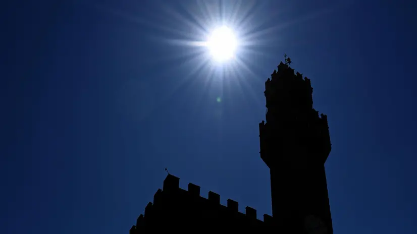 Emergenza caldo a Firenze, 24 luglio 2019. Confermato codice rosso per il caldo a Firenze per oggi mercoledì 24 luglio e previsto anche per domani giovedì 25 e dopodomani venerdì 26. ANSA/CLAUDIO GIOVANNINI