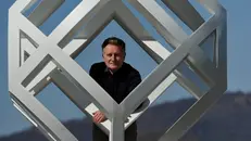 L'artista Guido Moretti nella Cubosfera di Bovezzo