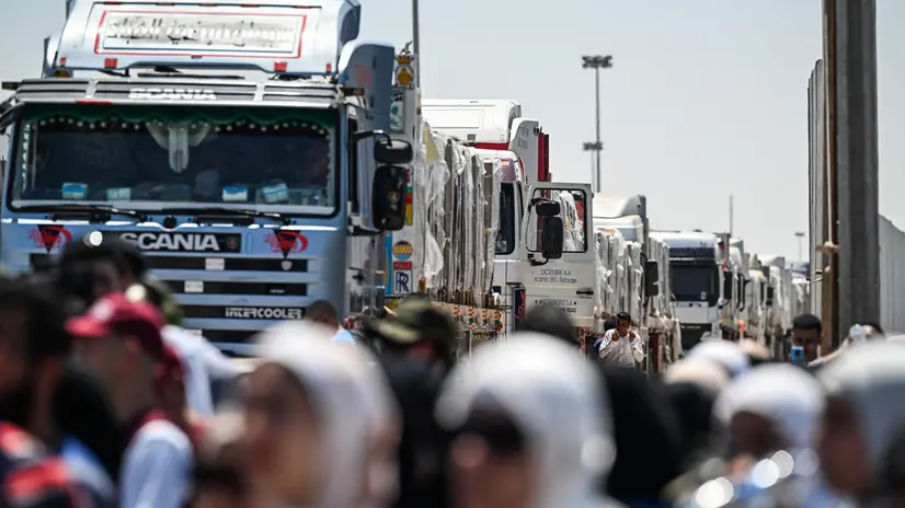 epa12286359 Trucks loaded with humanitarian aid bound for the Gaza Strip wait at the Rafah Border gate, between Egypt and the Gaza Strip, Rafah, North Sinai Governorate, Egypt, 06 August 2025. EPA/MOHAMED HOSSAM
