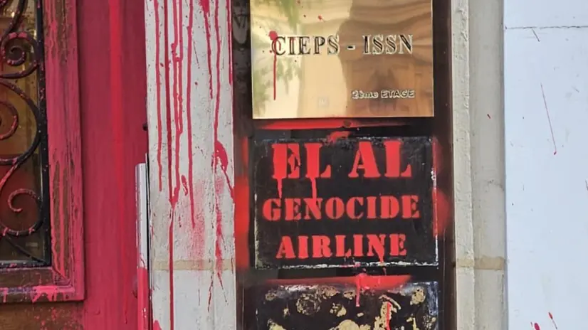 La sede della compagnia aerea israeliana El Al di Parigi, è stata imbrattata di pittura rossa e slogan ostili allo stato di Israelie. Un probaile segno di protesta contro quello che sta avvenendo nella Striscia di Gaza e in Cisgiordania. Tra le scritte lasciate nella notte davanti alla porta dell'edificio che ospita gli uffici della compagnia, nel cuore dellca capitale francese: 'Palestina vivrà, Palestina vincerà', 'Fuck zionism', 'El AL Genocide Airlines'. Parigi 7 agosto 2025 X/AssafMoran + ATTENZIONE LA FOTO NON PUO' ESSERE PUBBLICATA O RIPRODOTTA SENZA L'AUTORIZZAZIONE DELLA FONTE DI ORIGINE CUI SI RINVIA + NPK