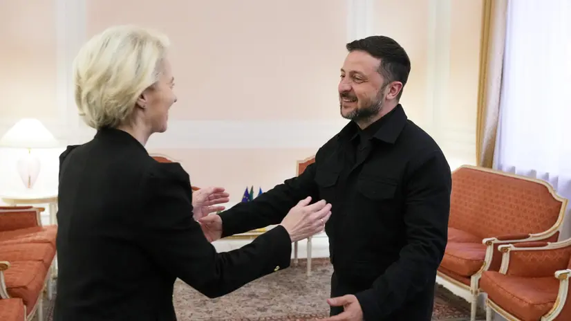 epa12056815 European Commission President Ursula von der Leyen (L) and Ukraine's President Volodymyr Zelensky meet in Rome, Italy, 26 April 2025, after the funeral of Pope Francis. EPA/Andrew Medichini / POOL