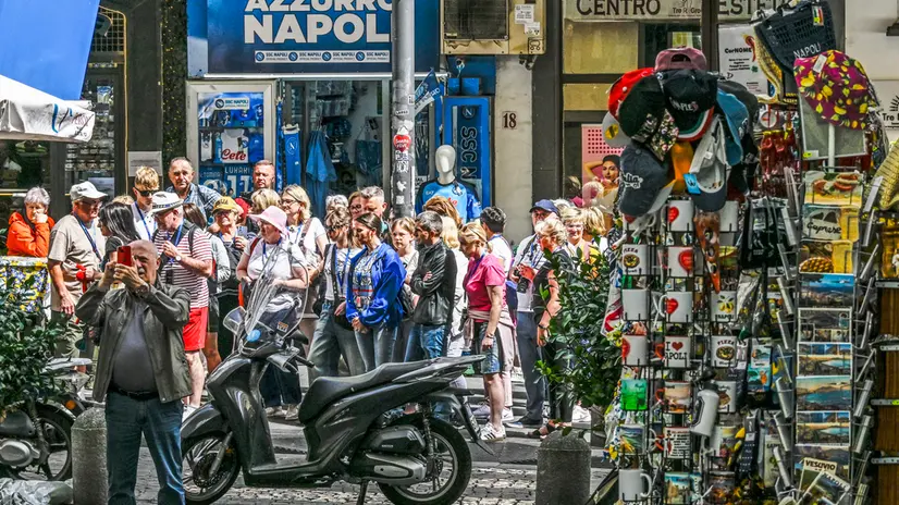 Un gruppo di turisti in visita a Napoli, 5 maggio 2025 ANSA / CIRO FUSCO (turismo, generica, Napoli, cartoline, souvenir)
