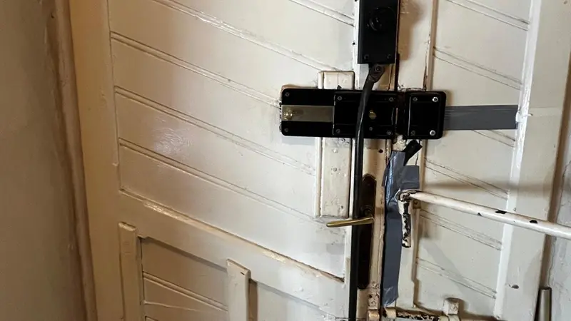 Stratagemmi per chiudere la porta di ingresso - © www.giornaledibrescia.it