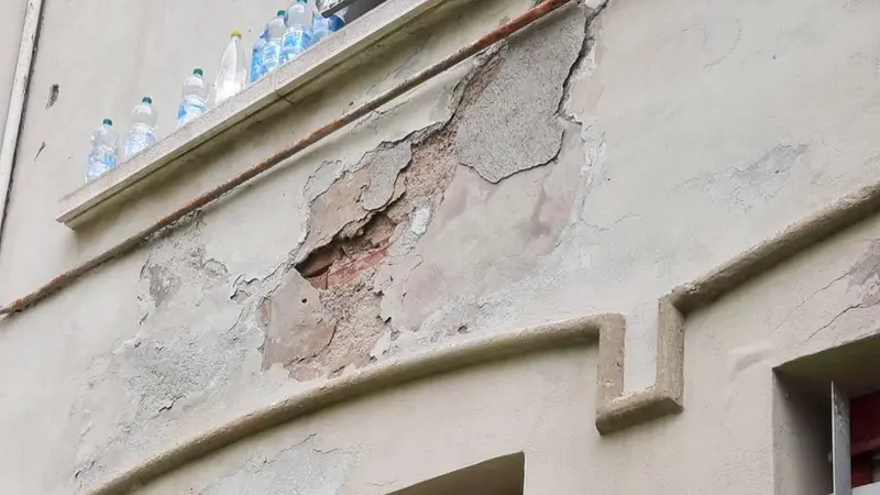 La facciata di una casa comunale scrostata - © www.giornaledibrescia.it